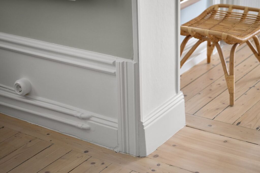 Finished room with clean baseboards and elegant wood trim